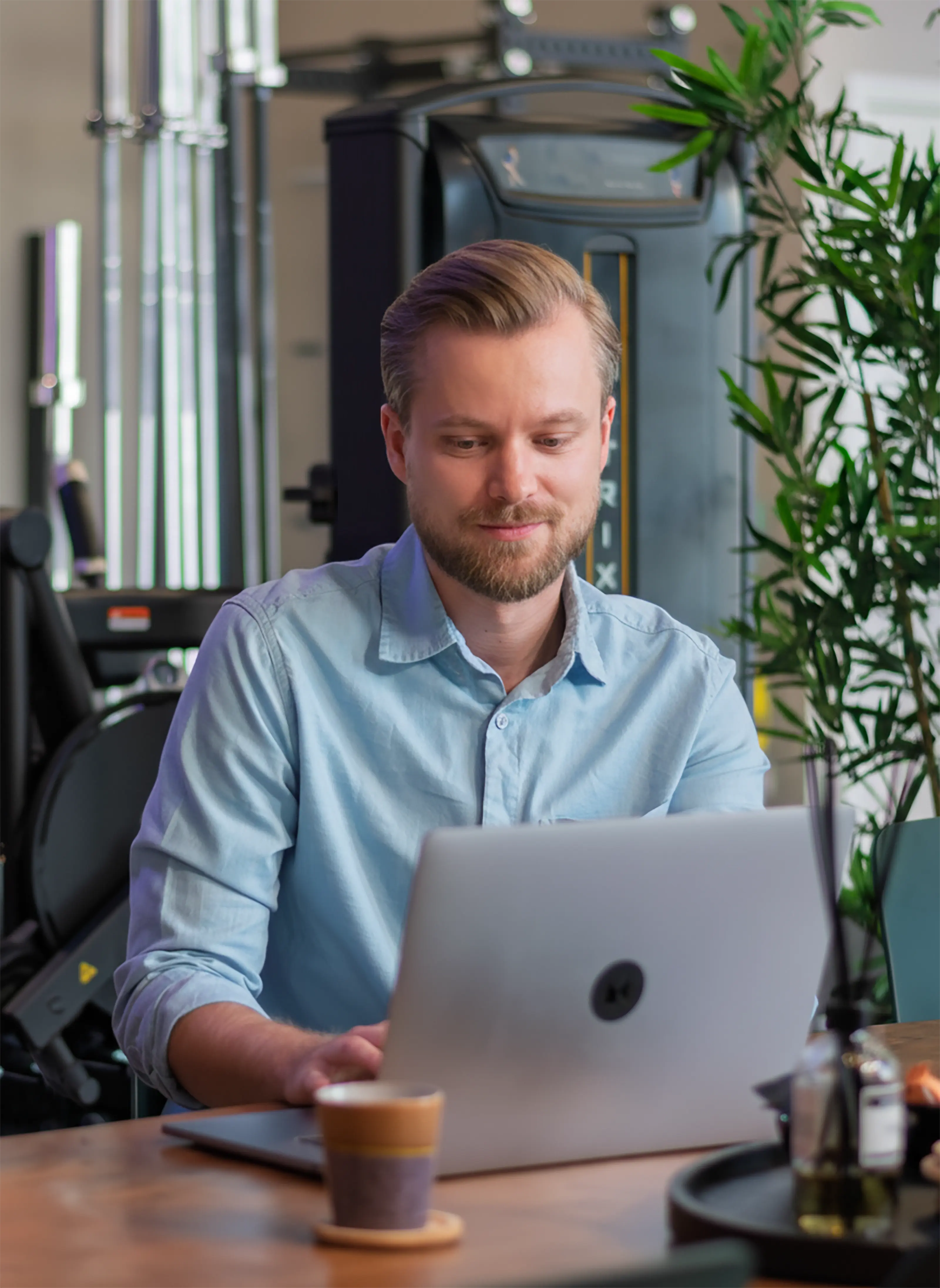 Mathijs Lemmers achter z'n laptop